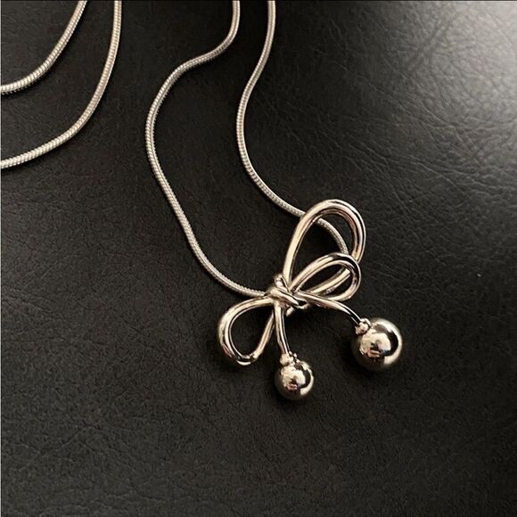 The Bow tie Pendant clavicle necklace in 925 silver. - Picture 4 of 8